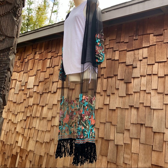 Gorgeous embroidered cover-up - Picture 2 of 5